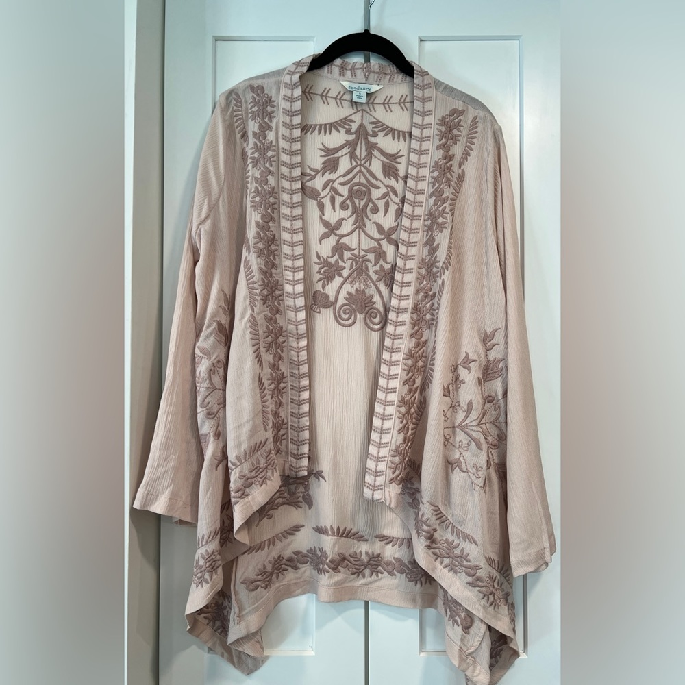 SUNDANCE ARCHED KIMONO W/EMBROIDERY, SIZE SMALL.